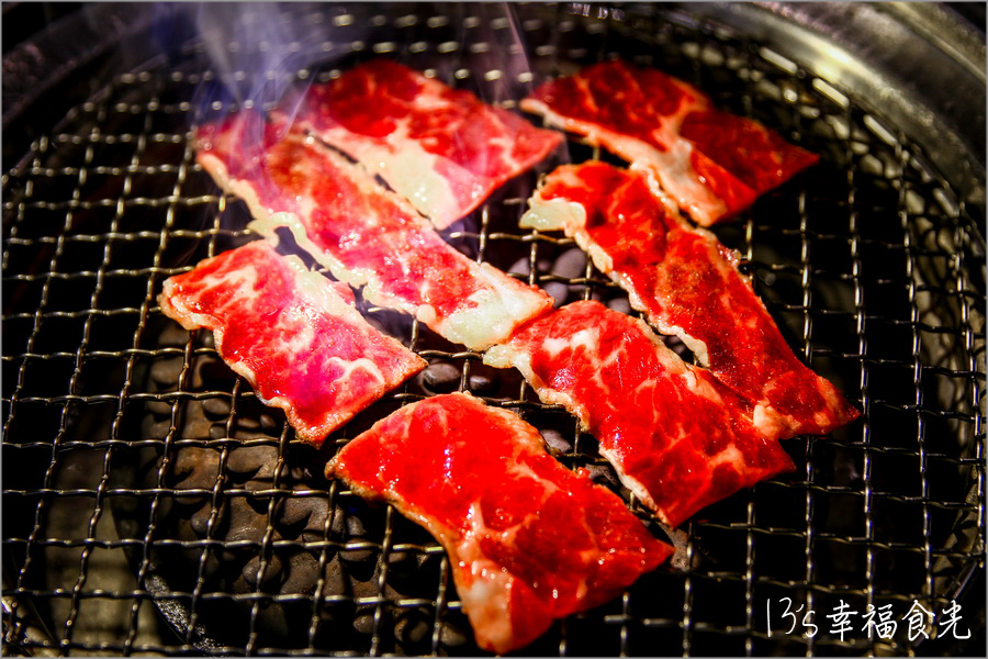 【台中韓式燒肉】高評價台中韓式烤肉店《燒肉滋滋 ZIZI 韓式炭火燒肉》還有親切的桌邊燒烤服務⌇燒肉滋滋停車場⌇燒肉滋滋菜單⌇公益路二段燒肉店⌇公益路餐廳推薦⌇台中寵物友善餐廳 @13&#039;s幸福食光