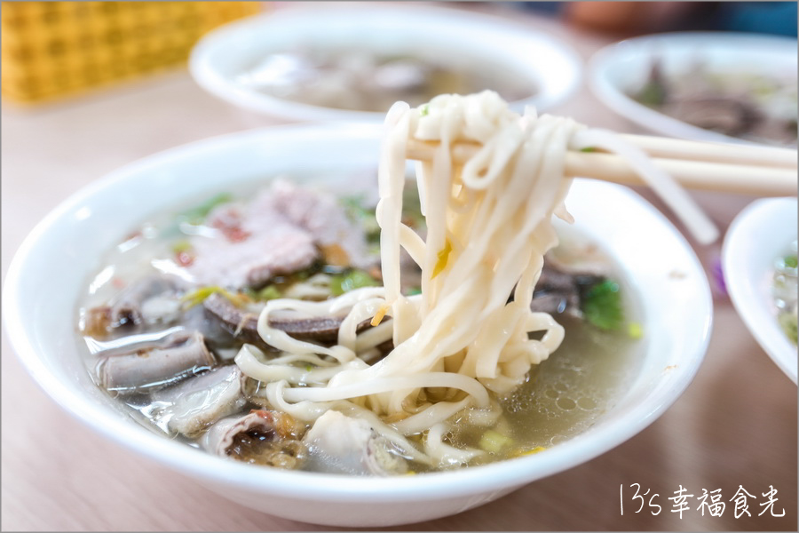 【苗栗三義美食】在地老字號市場麵攤《目鏡麵食》太慢來就吃不到松阪肉麵⌇三義麵店推薦⌇三義廣盛老街美食⌇三義老街停車⌇苗栗美食小吃 @13&#039;s幸福食光