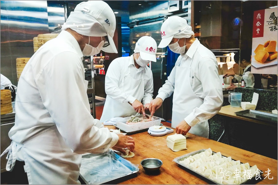 【2018新北市歡樂耶誕城】充滿愛的璀璨耶誕城市「2018新北耶誕城」~2018耶誕節點燈燈區&晚餐大遠百鼎泰豐/丸龜製麵 - 第21張圖