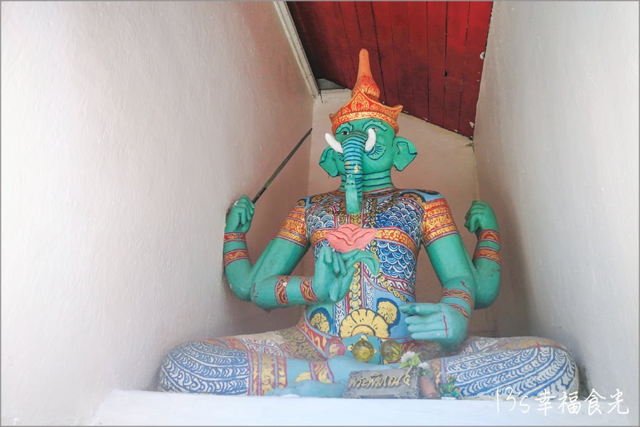 【泰國清邁景點】素帖山旅遊「雙龍寺Wat Phra That Doi Suthep」~朝聖雙龍階梯.讓高僧祈福綁白繩 - 第21張圖
