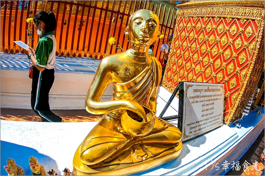 【泰國清邁景點】素帖山旅遊「雙龍寺Wat Phra That Doi Suthep」~朝聖雙龍階梯.讓高僧祈福綁白繩 - 第42張圖