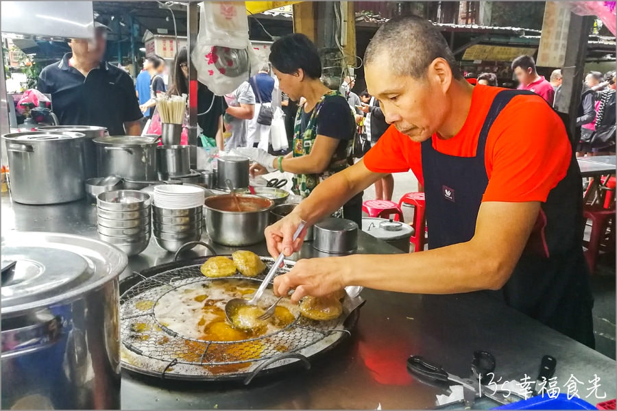 【南機場夜市美食】「南機場彰化肉圓」排隊小祕密和神秘號碼牌╱「臭老闆現蒸臭豆腐本店」又愛又臭的好吃蒸豆腐 - 第21張圖