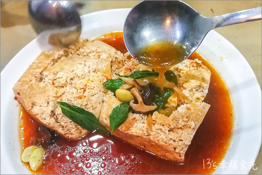 【南機場夜市美食】「南機場彰化肉圓」排隊小祕密和神秘號碼牌╱「臭老闆現蒸臭豆腐本店」又愛又臭的好吃蒸豆腐 - 第35張圖