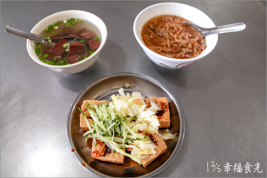 【台中臭豆腐】成功嶺超人氣臭豆腐!台中南屯「成功臭豆腐」營業中人潮沒斷過|大腸麵線也好好吃|成功臭豆腐菜單|台中美食小吃 - 第7張圖 台中成功嶺臭豆腐