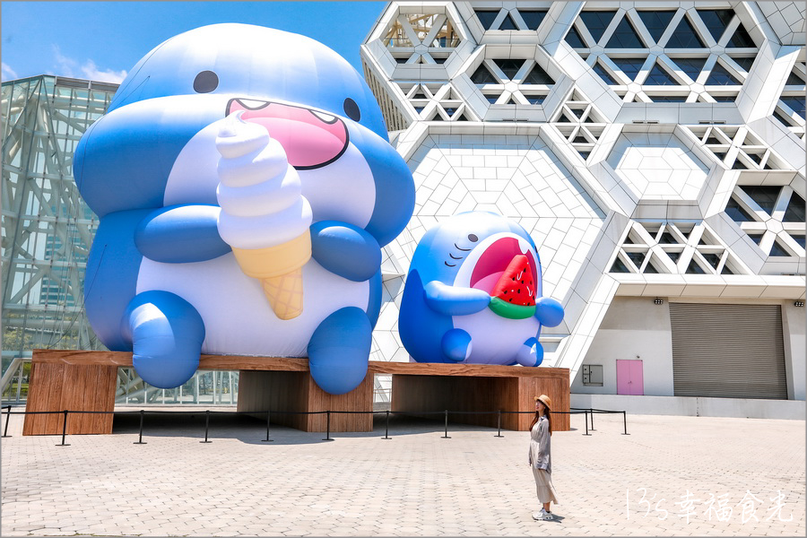 【高流海洋派對2023】15米高超巨胖鯊魚&蜜柑站長超萌現身!高雄流行音樂中心「海洋派對&高雄聯萌2023」LINE貼圖巨型公仔免費參觀|高流停車場|高雄暑假活動2023|高雄胖鯊魚鯊西米|高雄捷運蜜柑站長|高雄港旅遊|高雄旅遊景點 - 第1張圖 高流海洋派對2023