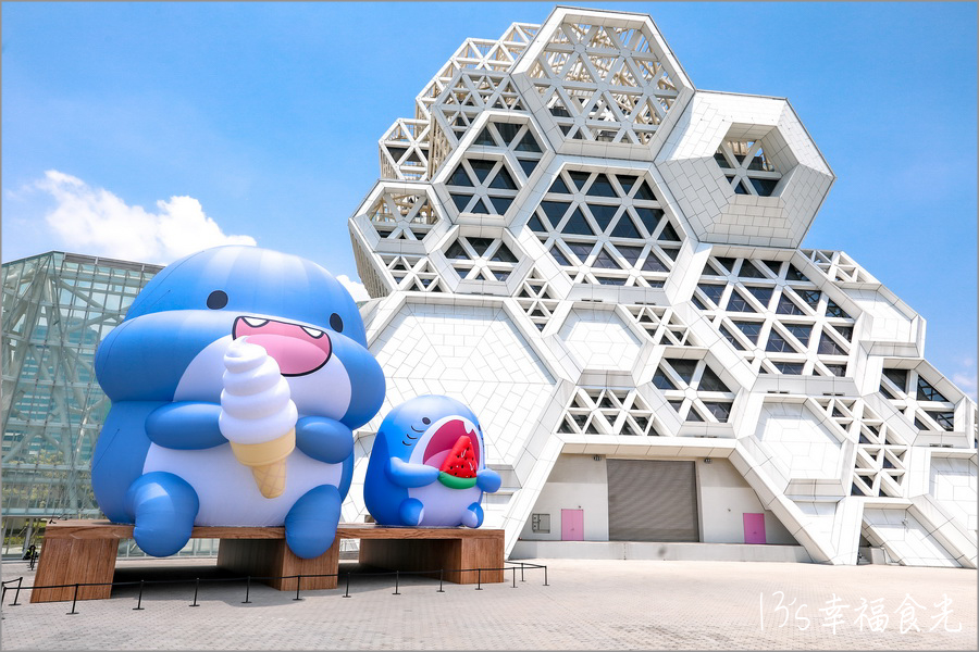 【高流海洋派對2023】15米高超巨胖鯊魚&蜜柑站長超萌現身!高雄流行音樂中心「海洋派對&高雄聯萌2023」LINE貼圖巨型公仔免費參觀|高流停車場|高雄暑假活動2023|高雄胖鯊魚鯊西米|高雄捷運蜜柑站長|高雄港旅遊|高雄旅遊景點 - 第5張圖 高流海洋派對2023