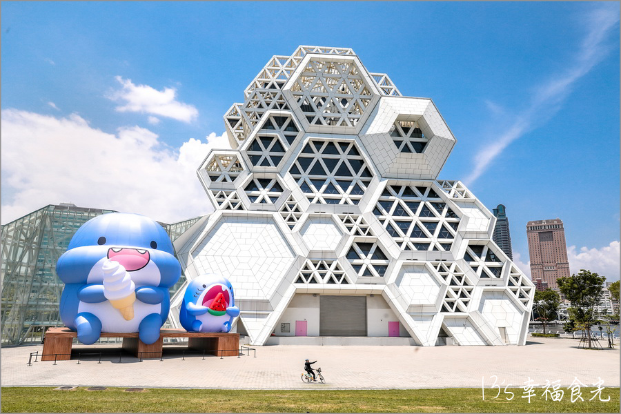 【高流海洋派對2023】15米高超巨胖鯊魚&蜜柑站長超萌現身!高雄流行音樂中心「海洋派對&高雄聯萌2023」LINE貼圖巨型公仔免費參觀|高流停車場|高雄暑假活動2023|高雄胖鯊魚鯊西米|高雄捷運蜜柑站長|高雄港旅遊|高雄旅遊景點 - 第9張圖