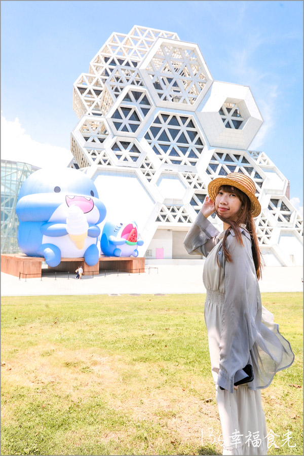 【高流海洋派對2023】15米高超巨胖鯊魚&蜜柑站長超萌現身!高雄流行音樂中心「海洋派對&高雄聯萌2023」LINE貼圖巨型公仔免費參觀|高流停車場|高雄暑假活動2023|高雄胖鯊魚鯊西米|高雄捷運蜜柑站長|高雄港旅遊|高雄旅遊景點 - 第10張圖 高流海洋派對2023