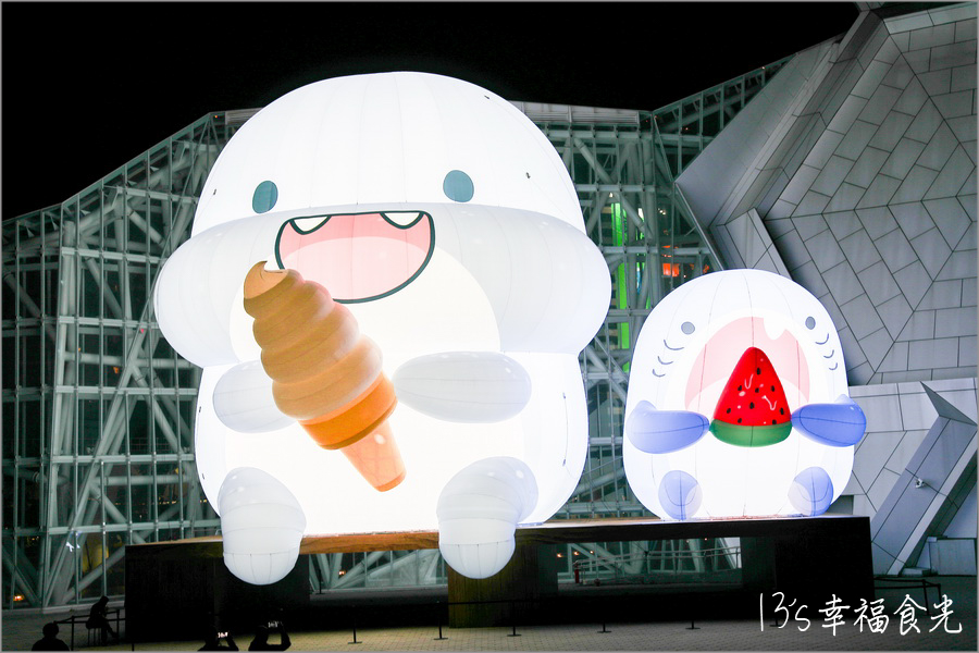 【高流海洋派對2023】15米高超巨胖鯊魚&蜜柑站長超萌現身!高雄流行音樂中心「海洋派對&高雄聯萌2023」LINE貼圖巨型公仔免費參觀|高流停車場|高雄暑假活動2023|高雄胖鯊魚鯊西米|高雄捷運蜜柑站長|高雄港旅遊|高雄旅遊景點 - 第33張圖