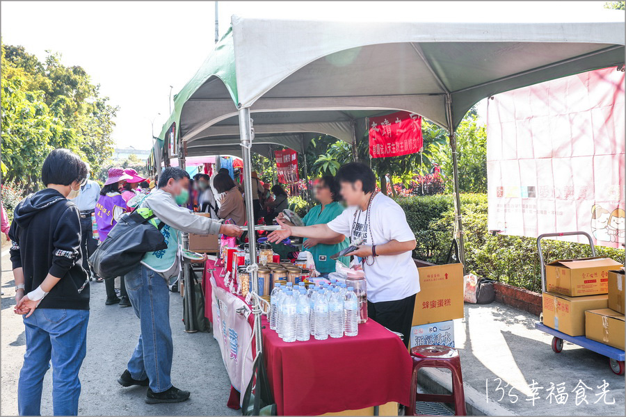 【新北蒜香藤】假日快來拍~蒜香藤瀑布花團超吸睛!新北泰山「楓樹河濱公園蒜香藤花季」現正燦開中|泰山蒜香藤|新北賞花|新北旅遊景點 - 第3張圖 楓樹河濱公園