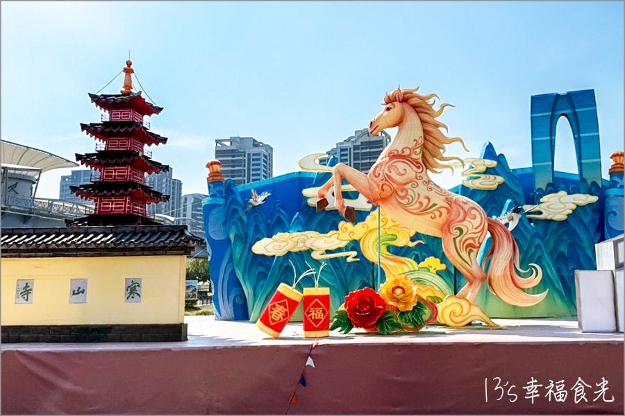 【2026新北燈會】2/22～3/8到三重逛燈會「勁馬奔騰 新北Hi Light」＆超人氣IP「線條小狗」可愛慶元宵｜新北大都會公園幸福水漾園區｜新北燈會地點＆交通
